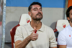 Albert Rijera pokazuje palac na klupi Crvene zvezde