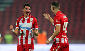 Matej Gaštarov u dresu Zvezde se pozdravlja s Gudeljom.