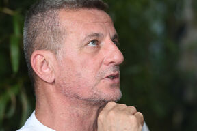 Goran Bogdanović drži pesnicu ispod brade, krupan kadar