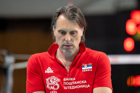 George Krecu u crvenoj majici gleda doole.