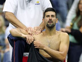 Novak Đoković dobija masažu zbog povrede na US Openu