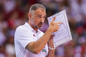 Nikola Grbić sa statistikom pokazuje prstom.