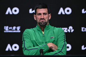 Novak Đoković u zelenoj trenerci na konferenciji za medije.