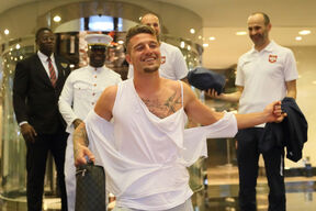 Sergej Milinković-Savić pocepane majice.