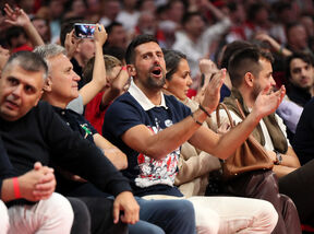 Novak Đoković gleda meč Crvene zvezde u Areni