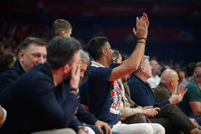 Novak peva sa Delijama u Areni