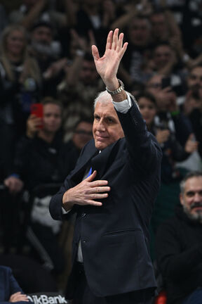 Željko Obradović pozdravlja Grobare u Areni. Njegovim povratkom u Partizan, košarkaška euforija u Srbiji dostigla je vrhunac.