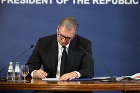 Vučić potpisao ostavku.jpg