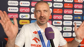 Nikola Grbić pred mikrofonom priča i raširio ruke.
