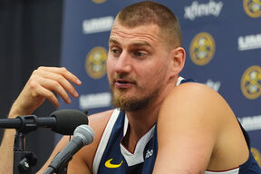 Nikola Jokić daje izjavu na konferenciji za novinare u Denveru