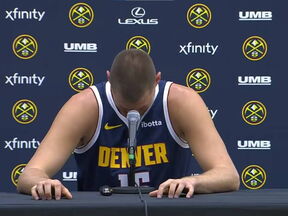 Nikola Jokić udara mikrofon jer ne može da se seti reči.