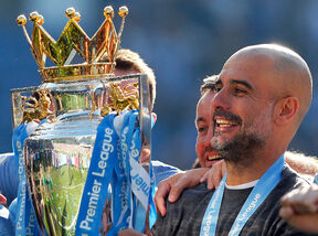 Pep Gvaridiola drži pehar Premijer lige
