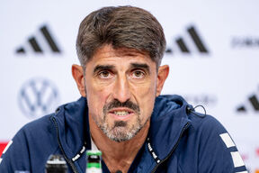 Veljko Paunović krupan kadar u trenerci pred Srbija - Nemačka.