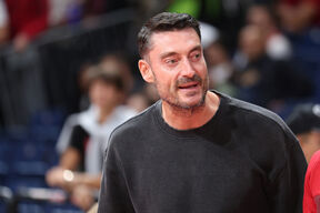 Albert Rijera, trener fudbalera Crvene zvezde, na meču košarkaša protiv Efesa u Evroligi.
