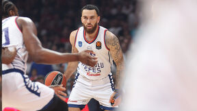 Majk Džejms vodi loptu na Zvezda Efes