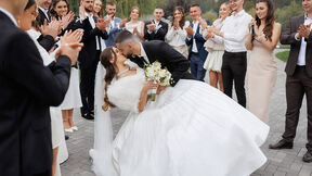 Mladenci se ljube ispred gostiju