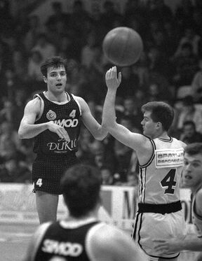 Aleksandar Đorđević dodaje loptu preko Zorana Sretenovića na utakmici Partizan Jugoplastika