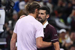Novak Đoković i Saša Zverev se grle.