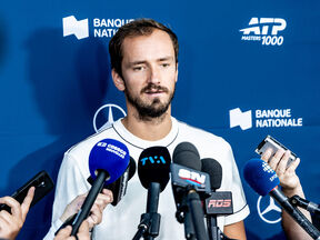 Danil Medvedev daje izjavu pred mikrofonima.