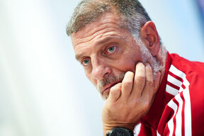 Slaven Bilić zamišljen se drži za bradu.