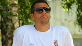 Vladimir Vujasinović u beloj majici sa grbom Srbije.