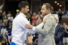 Novak Đoković i Endi Rodik se pozdravljaju i grle.