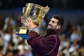 Novak Đoković sa peharom u Pekingu.