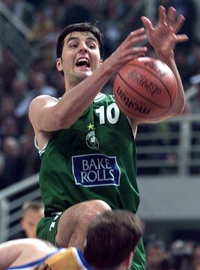 Dejan Bodiroga u prodoru u Panatinaikosu u finalu Evrolige 2000.