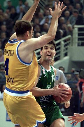 Dejan Bodiroga u duelu protiv Navada Henefelda u finalu Evrolige 2000. godine u Solunu, Panatinaikos - Makabi