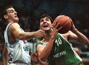 Dejan Bodiroga poentira na utakmici Cibona - Panatinaikos u Evroligi 1998. u Zagrebu. Čuva ga Stipe Šarlija.
