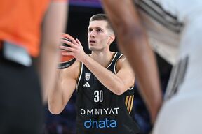 FIlip Petrušev u crnom dresu na meču Dubaija.