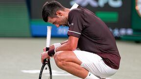 Novak Đoković zamišljen gleda u pod