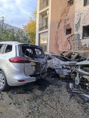 U Mirijevu izgoreli automobili i deo fasade zgrade (2).jpg