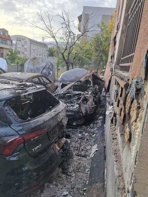 U Mirijevu izgoreli automobili i deo fasade zgrade (2).jpg