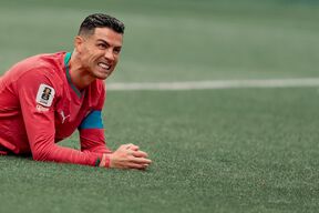 Kristijano Ronaldo leži na travi