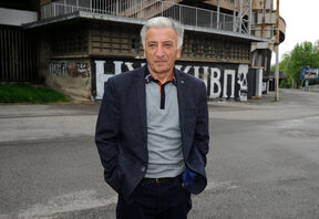 Momčilo Moca Vukotić pozira ispred stadiona Partizana