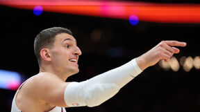 Nikola Jovic pokazuje prstom u dresu Majamija