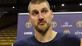 Nikola Jokić iskolačio oči u kameru.