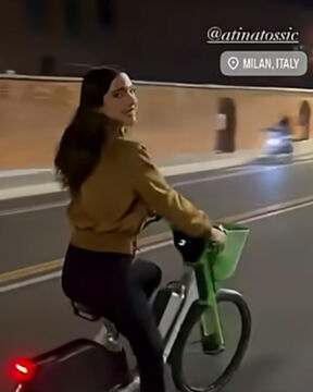 Atina Tošić bicikla Milano.jpg