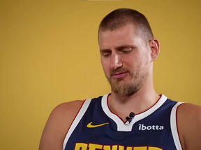 Nikola Jokić gleda slike sebe iz sedamdesetih godina.
