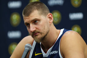 Nikola Jokić daje izjavu.