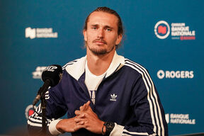 Saša Zverev na konferenciji za medije u Adidas trenerci.