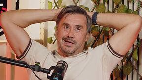 Rade Bogdanović drži ruke iza glave dok priča u podkastu.