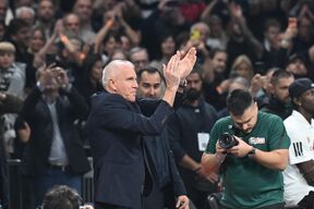 Željko Obradović otpozdravlja Grobarima