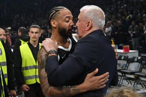 Karlik Džouns i Željko Obradović zagrljeni posle meča u Areni