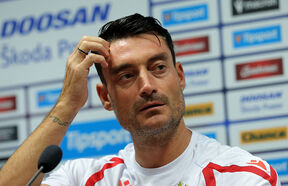 Albert Rijera se češe po glavi u beloj majici Crvene zvezde.