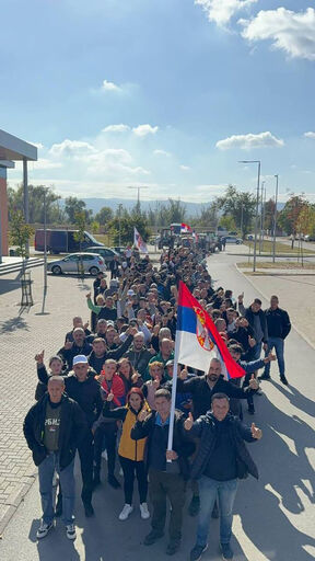 Mladi iz Bačke Palanke krenuli peške na skup Ujedinjena Srbija u Novi Sad (2).jpg
