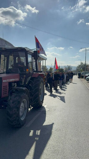 Mladi iz Bačke Palanke krenuli peške na skup Ujedinjena Srbija u Novi Sad (2).jpg