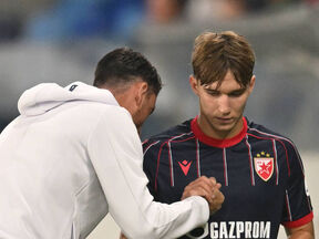 Trener Crvene zvezde Albert Rijera i fudbaler Vasilije Kostov se pozdravljaju.