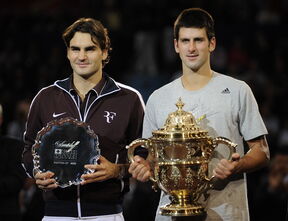 Novak Đoković sa peharom u Bazelu pored Rodžera Federera.